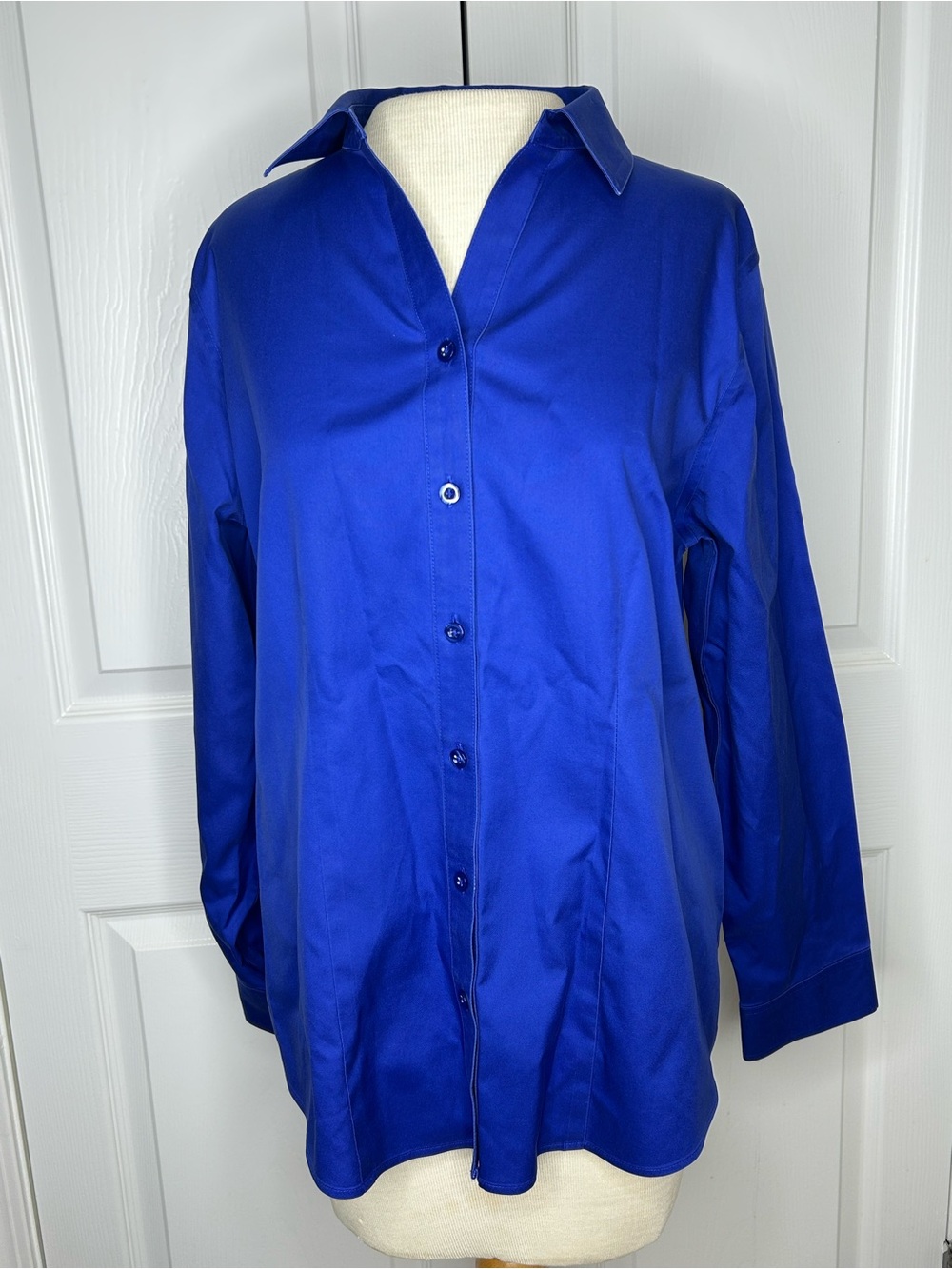 Chico’s No-Iron Royal Blue Button Front Shirt Long Sleeve Size 1 - Picture 2 of 9
